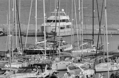 İtalya, Sicilya, Akdeniz, Marina di Ragusa (Ragusa ili); 30 Eylül 2021, limanda lüks yatlar - EDITORIAL