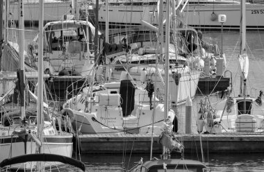 İtalya, Sicilya, Akdeniz, Marina di Ragusa (Ragusa ili); 2 Ekim 2021, limanda yelkenli tekneleri - EDITORIAL