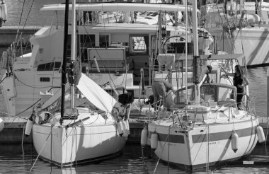 İtalya, Sicilya, Akdeniz, Marina di Ragusa (Ragusa ili); 3 Ekim 2021, limandaki insanlar ve yelkenliler - EDITORIAL