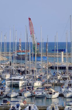 İtalya, Sicilya, Akdeniz, Marina di Ragusa (Ragusa Eyaleti); 4 Ekim 2021, limanda motorlu tekneler ve lüks yatlar - EDITORIAL