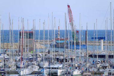 İtalya, Sicilya, Akdeniz, Marina di Ragusa (Ragusa Eyaleti); 4 Ekim 2021, limandaki insanlar ve lüks yatlar - EDITORIAL