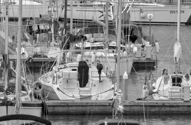 İtalya, Sicilya, Akdeniz, Marina di Ragusa (Ragusa Eyaleti); 6 Ekim 2021, limanda yelkenli tekneleri - EDITORIAL