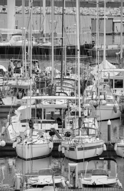 İtalya, Sicilya, Akdeniz, Marina di Ragusa (Ragusa ili); 6 Ekim 2021, limanda motorlu tekneler ve lüks yatlar - EDITORIAL