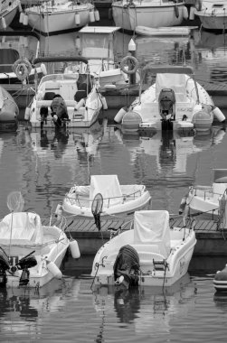 İtalya, Sicilya, Akdeniz, Marina di Ragusa (Ragusa ili); 6 Ekim 2021, limanda motorlu tekneler ve lüks yatlar - EDITORIAL