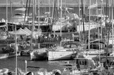 İtalya, Sicilya, Akdeniz, Marina di Ragusa (Ragusa ili); 7 Ekim 2021, limandaki insanlar, motorlu tekneler ve lüks yatlar - EDITORIAL