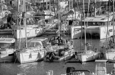 İtalya, Sicilya, Akdeniz, Marina di Ragusa (Ragusa Eyaleti); 7 Ekim 2021, limandaki bir yelkenli ve lüks yatlarda yaşayan insanlar - EDITORIAL