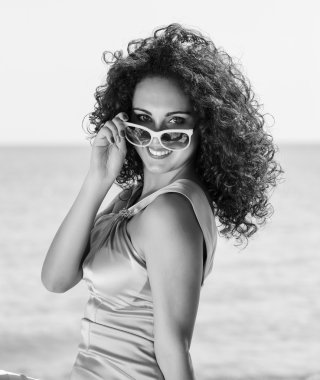 Deniz güneş gözlüğü ile güzel kız