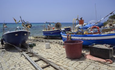 balıkçı karaya Balıkçı teknesinde çalışıyor