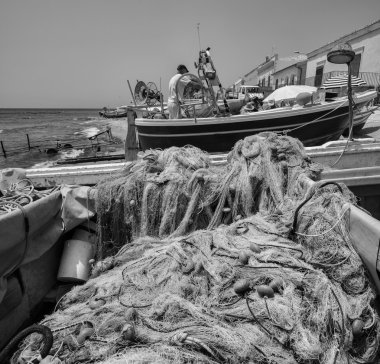 balıkçı karaya Balıkçı teknesinde çalışıyor