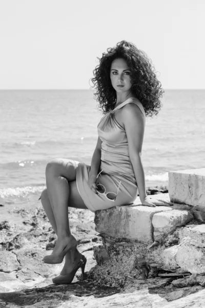 Retrato de una hermosa chica junto al mar —  Fotos de Stock