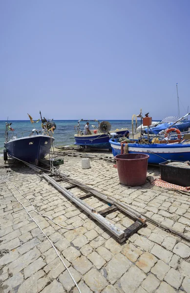 Fisherman working ashore on his fishing boat — Stock Photo, Image