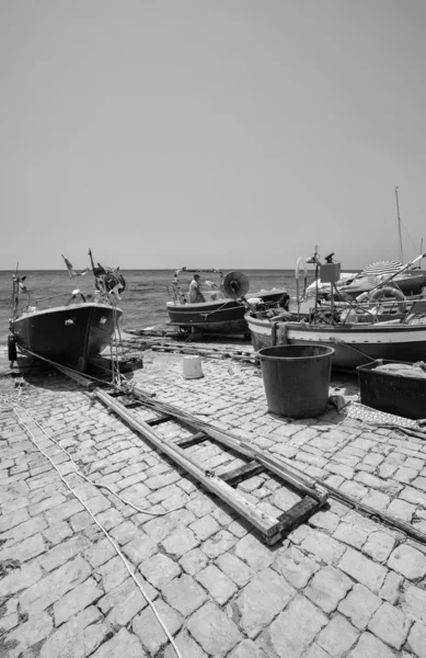 Pescador trabajando en tierra en su barco de pesca —  Fotos de Stock