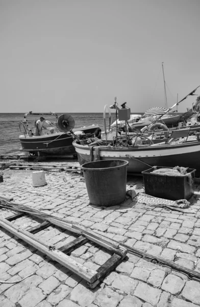 Fischer, der an Land auf seinem Fischerboot arbeitet — Stockfoto