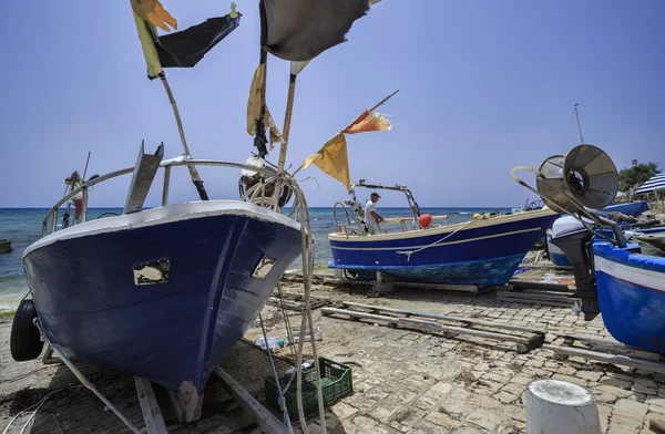 Fischer, der an Land auf seinem Fischerboot arbeitet — Stockfoto