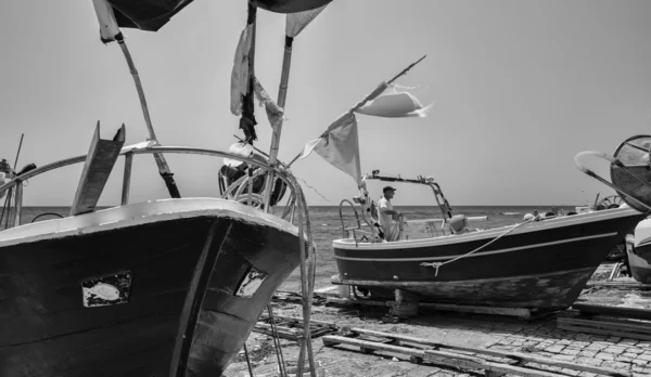 彼の漁船を陸上取り組んで漁師 — ストック写真