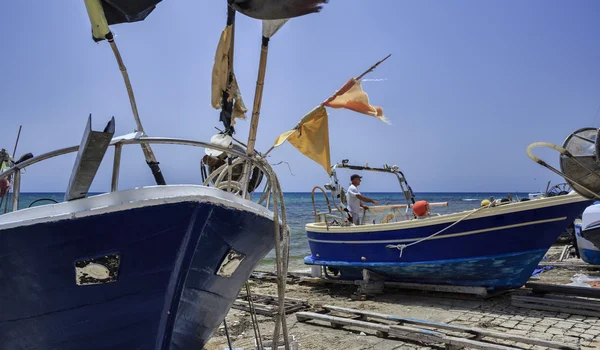 Pescador trabalhando em terra em seu barco de pesca — Fotografia de Stock