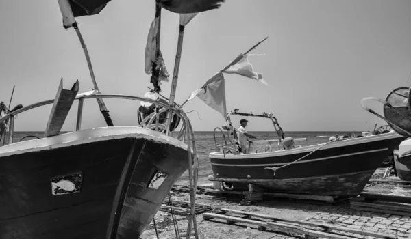 Pescador trabalhando em terra em seu barco de pesca — Fotografia de Stock