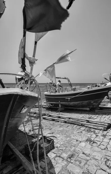 Visser aan de wal bezig met zijn vissersboot — Stockfoto