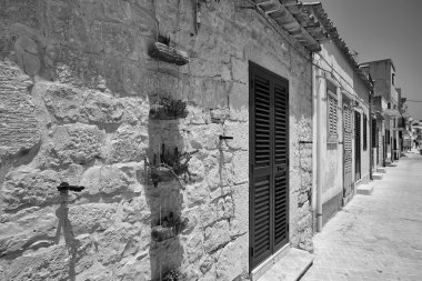 eski taş evleri sahil üzerinde