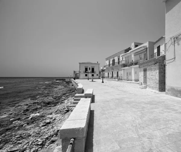 Oude gebouwen aan de kust — Stockfoto