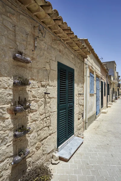 Antiguas casas de piedra en primera línea de mar — Foto de Stock