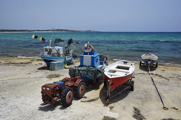 Barcos de pesca em terra — Fotografia de Stock