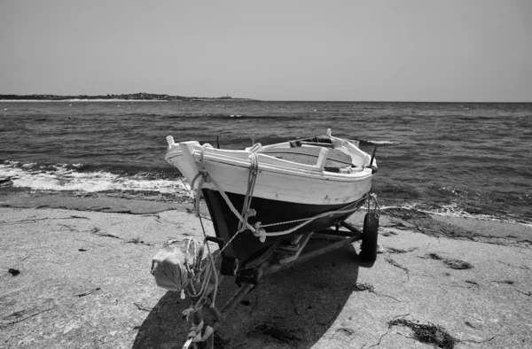 Wooden fishing boat ashore — Stock Photo, Image