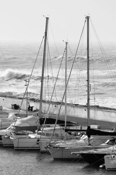 Vista de yates de lujo en el puerto deportivo y el mar agitado — Foto de Stock