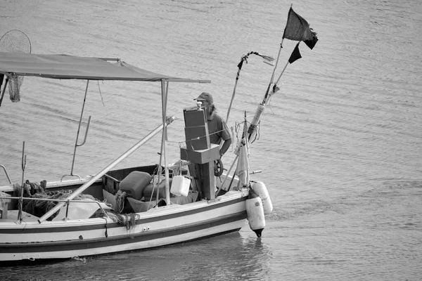 意大利 西西里 地中海 拉古萨海 拉古萨省 港口一艘木制渔船上的当地渔民 — 图库照片