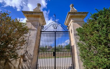 İtalya, Sicilya, Modica (Ragusa Eyaleti), taştan bir çiftlik bahçesindeki bitki ve ağaçlar