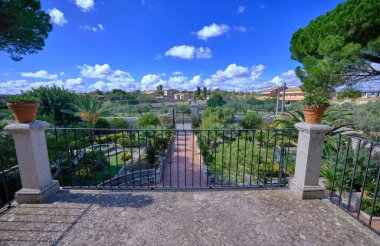 İtalya, Sicilya, Modica (Ragusa Eyaleti), taştan bir çiftlik bahçesindeki bitki ve ağaçlar