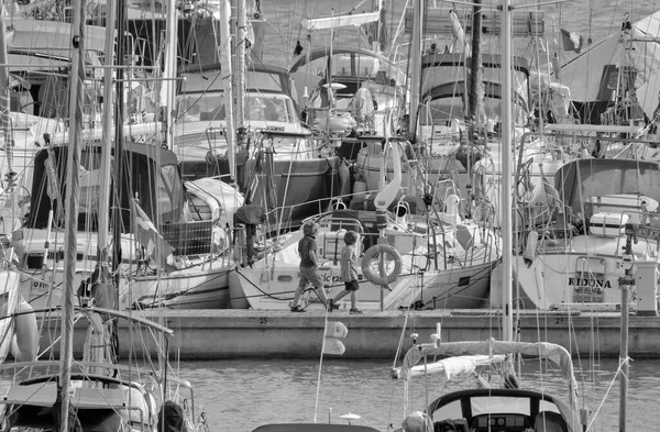 イタリア シチリア島 地中海 マリーナ ラグーザ ラグーザ州 2021年10月24日 港内の人々と帆船 Editorial — ストック写真