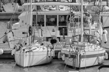 İtalya, Sicilya, Akdeniz, Marina di Ragusa (Ragusa ili); 24 Ekim 2021, limanda yelkenli tekneleri - EDITORIAL
