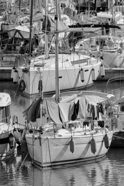 İtalya, Sicilya, Akdeniz, Marina di Ragusa (Ragusa ili); 25 Ekim 2021, limanda lüks yatlar - EDITORIAL