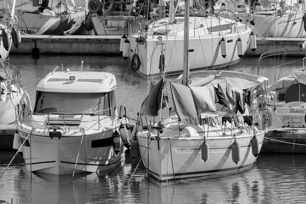 イタリア シチリア島 地中海 マリーナ ラグーザ ラグーザ州 10月2021 ポート内の高級ヨット Editorial — ストック写真