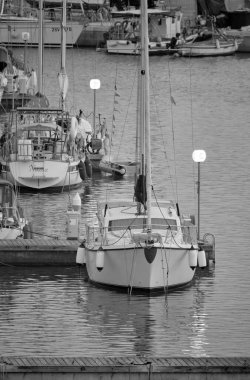 İtalya, Sicilya, Akdeniz, Marina di Ragusa; günbatımında limanda lüks yatlar 