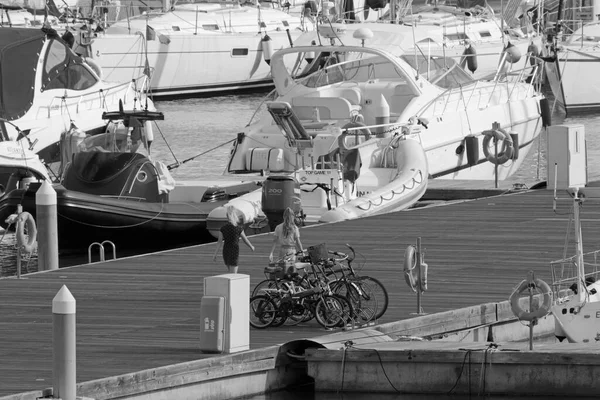イタリア シチリア島 地中海 マリーナ ラグーザ ラグーザ州 2021年10月26日 港内の人々 モーターボート 豪華ヨット — ストック写真