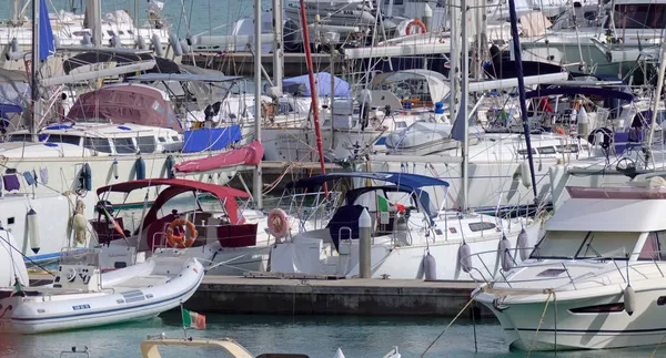 イタリア シチリア島 地中海 マリーナ ラグーザ ラグーザ州 10月2021 港のモーターボートや豪華ヨット 編集部 — ストック写真