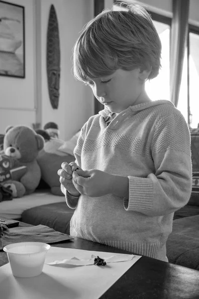 イタリア シチリア島 マリーナ ラグーザ ラグーザ州 5歳の男性の子供が居間で紙で遊ぶ姿 — ストック写真