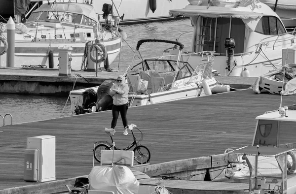 Italien Sicilien Medelhavet Marina Ragusa Ragusaprovinsen Oktober 2021 Människor Motorbåtar — Stockfoto