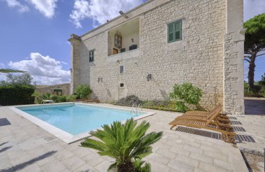 İtalya, Sicilya, Modica (Ragusa Eyaleti), yüzme havuzlu eski bir taş evin ön cephesi.