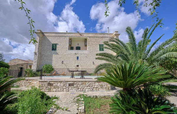 イタリア シチリア島 モディカ ラグーザ州 スイミングプール付きの古い石造りの家のファサード — ストック写真