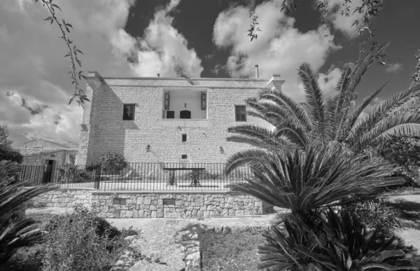イタリア シチリア島 モディカ ラグーザ州 スイミングプール付きの古い石造りの家のファサード — ストック写真