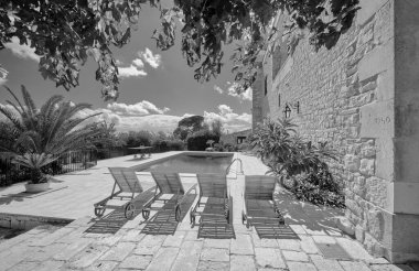 İtalya, Sicilya, Modica (Ragusa Eyaleti), yüzme havuzlu eski bir taş evin ön cephesi.