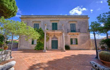 İtalya, Sicilya, Modica (Ragusa Eyaleti), taşra, eski bir taş ev cephesi. 