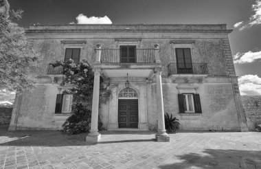 İtalya, Sicilya, Modica (Ragusa Eyaleti), taşra, eski bir taş ev cephesi. 