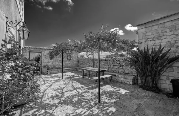 Włochy Sycylia Modica Prowincja Ragusa Wieś Boczne Patio Stołem Siedzibami — Zdjęcie stockowe