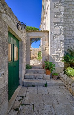 İtalya, Sicilya, Modica (Ragusa Eyaleti), taşra, eski bir taş evin yan avlusu. 