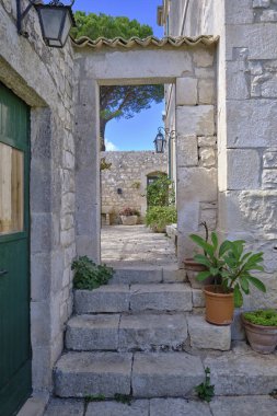 İtalya, Sicilya, Modica (Ragusa Eyaleti), taşra, eski bir taş evin yan avlusu. 