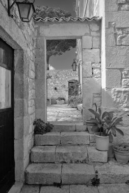 İtalya, Sicilya, Modica (Ragusa Eyaleti), taşra, eski bir taş evin yan avlusu. 